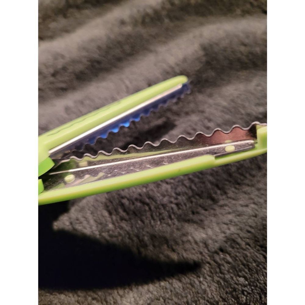 Inchworm Paper Edger Scissors - Picture 3 of 4